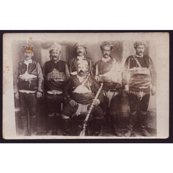 Aydın´ı Yunan işgalinden kurtarmak için Kuvayi Milliye´ye katılan Danişmentli İsmail Efe ve arkadaşlarının stüdyo hatıra fotoğrafı, 14x9 cm...