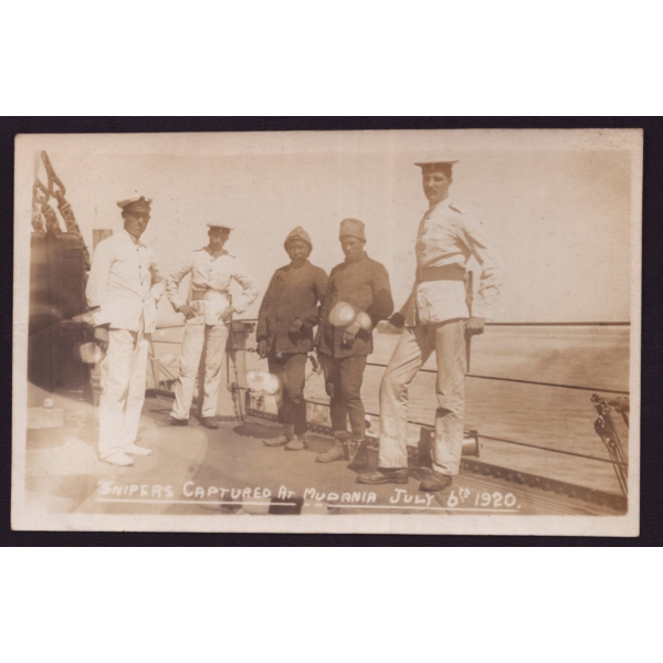 Milli Mücadele döneminden Bursa - Mudanya´da yakalanıp esir alınan Türk keskin nişancılar ve işgal askerleri görselli fotokart, 1920 tarihli, arka yüzü İngilizce açıklamalı, 14x9 cm...