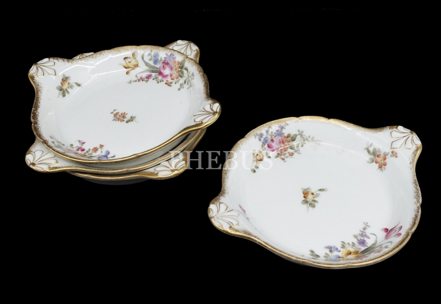Çiçek desenleri ile süslenmiş, altın yaldızlı 4 adet Limoges porselen tabak, 18x14x3 cm