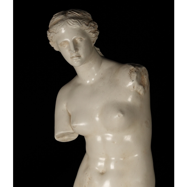 Ahşap kaidesinde Alva Studios imalatı, bronz döküm Afrodit heykeli, ´´Alva 91´´ ibareli,  92x37x23 cm...