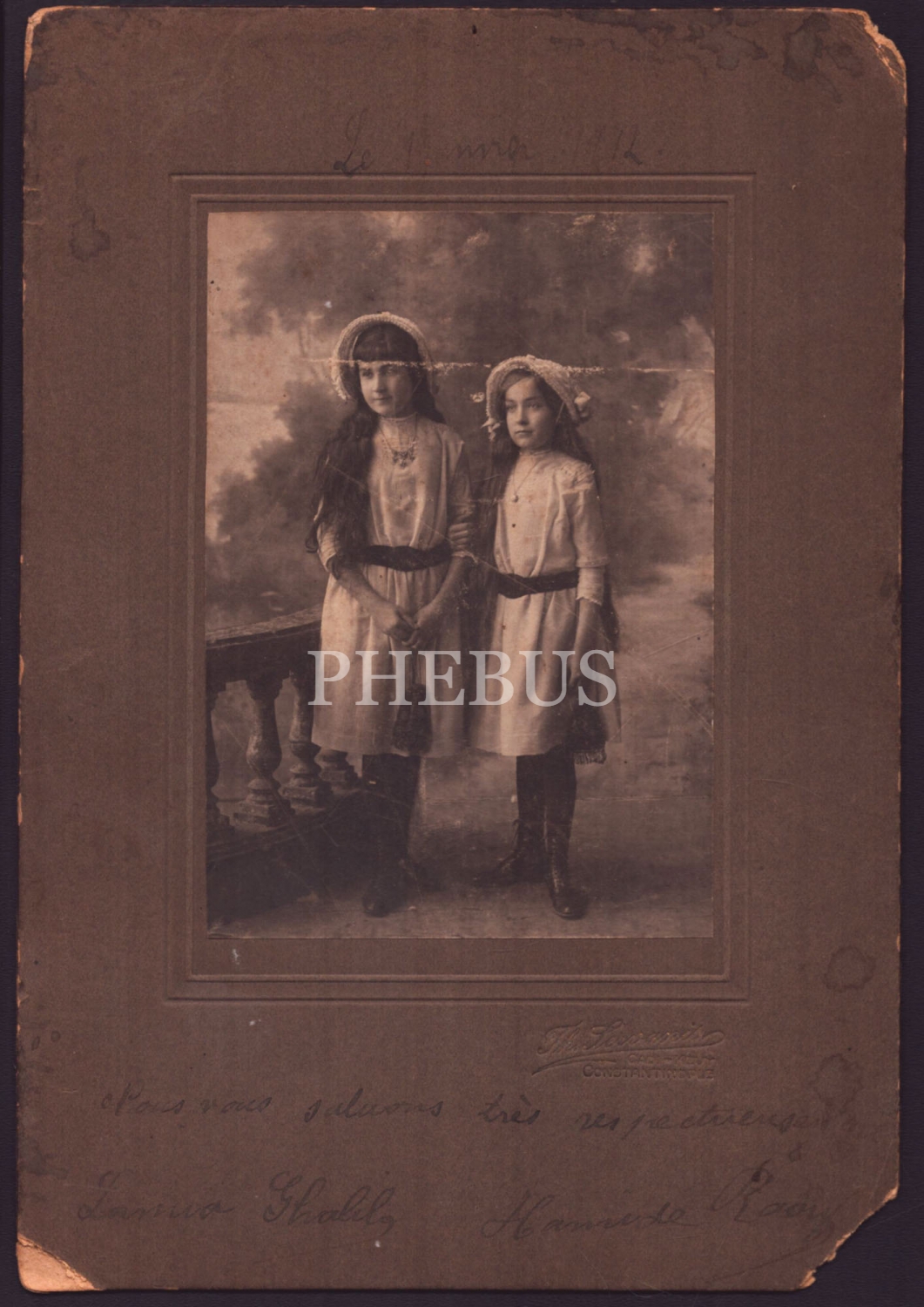 Lamia ve Hamide adlı iki minik kardeşin 1912 yılında aldırdığı stüdyo kabin fotoğrafı, Th. (Theodore) Servanis, Cadi-Keuy (Kadıköy) - Constantinople, paspartusuyla birlikte 17x25 cm...