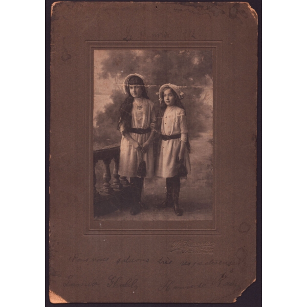 Lamia ve Hamide adlı iki minik kardeşin 1912 yılında aldırdığı stüdyo kabin fotoğrafı, Th. (Theodore) Servanis, Cadi-Keuy (Kadıköy) - Constantinople, paspartusuyla birlikte 17x25 cm...