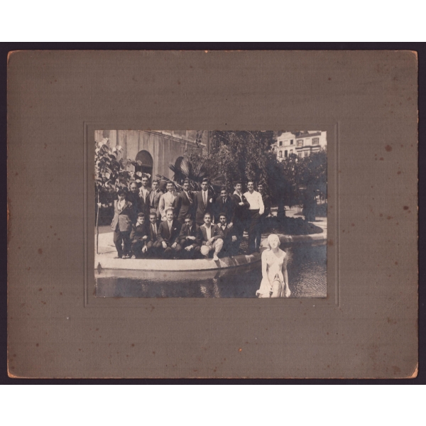 Galatasaray Lisesi öğretmen ve öğrencilerinin 1926 yılında okul bahçesinde aldırdıkları hatıra fotoğrafı, arka yüzü Osmanlıca açıklamalı, paspartusuyla birlikte 30x24 cm...