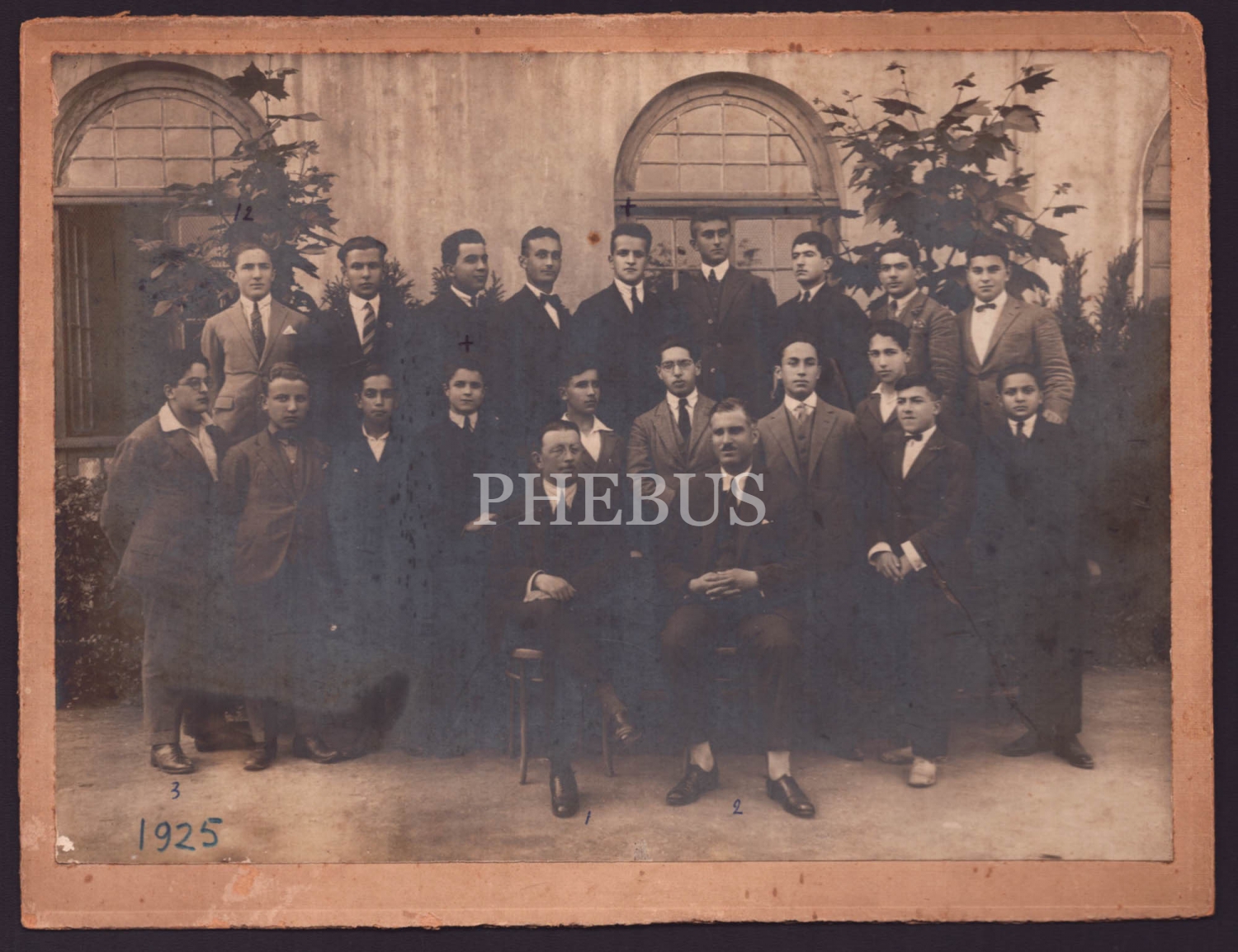 Galatasaray Lisesi´nde 26 yıl edebiyat öğrenmenliği yapan Refet Avni (Aras) Bey´in de dahil olduğu bir Galatasaray Lisesi hatırası, 1925 tarihli, paspartusuyla birlikte 25x20 cm...
