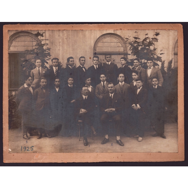 Galatasaray Lisesi´nde 26 yıl edebiyat öğrenmenliği yapan Refet Avni (Aras) Bey´in de dahil olduğu bir Galatasaray Lisesi hatırası, 1925 tarihli, paspartusuyla birlikte 25x20 cm...