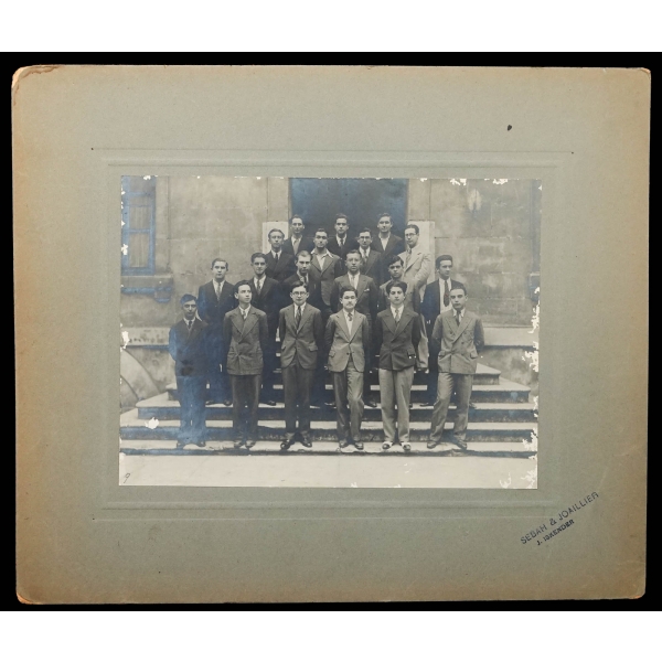 Erken Cumhuriyet döneminden tamamı Sebah&Joaillier firması tarafından çekilmiş, farklı yıllara ait 5 adet St. Benoit Lisesi hatıra fotoğrafı, paspartularıyla birlikte ortalama 36x30 cm...