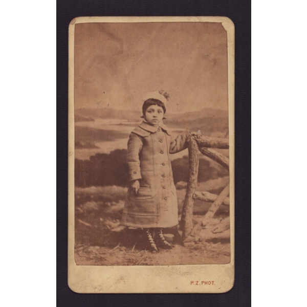 Minik bir kız çocuğunun kartvizit boy (CDV) stüdyo fotoğrafı, Paul Zepdji - Salonique, 6x11 cm...