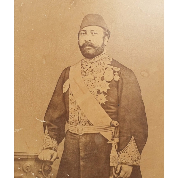 Bir Osmanlı paşasının sepya baskı stüdyo hatıra fotoğrafı, fotoğraf 23x29 cm, çerçeve 40x48 cm...