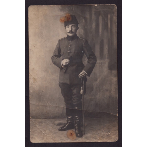 Bir Osmanlı subayının üniformasıyla aldırdığı stüdyo hatıra fotoğrafı, Phebus Fotoğrafhanesi, 14x9 cm...