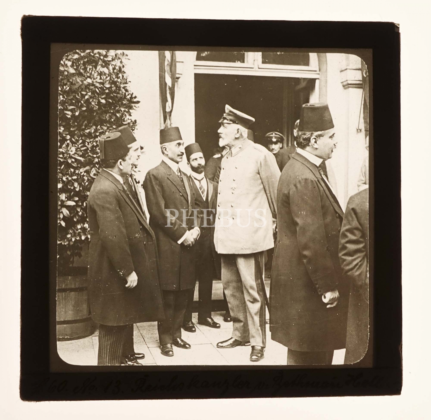 Cihan Harbi yıllarının Alman Şansölyesi Theobald von Bethmann Hollweg´in Osmanlı heyetiyle birlikte görüldüğü pozitif cam slayt, 9x9 cm...