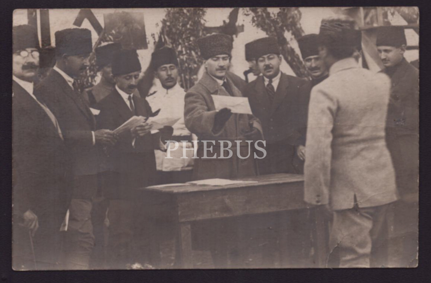 Gazi Mustafa Kemal Atatürk, Ankara´da düzenlenen bir at yarışının kazananlarına bizzat kendi eliyle ödüllerini takdim ederken, Ankara Fotoğrafhanesi (Hacı Doğan Caddesi), 30 Ekim 1920, 14x9 cm...