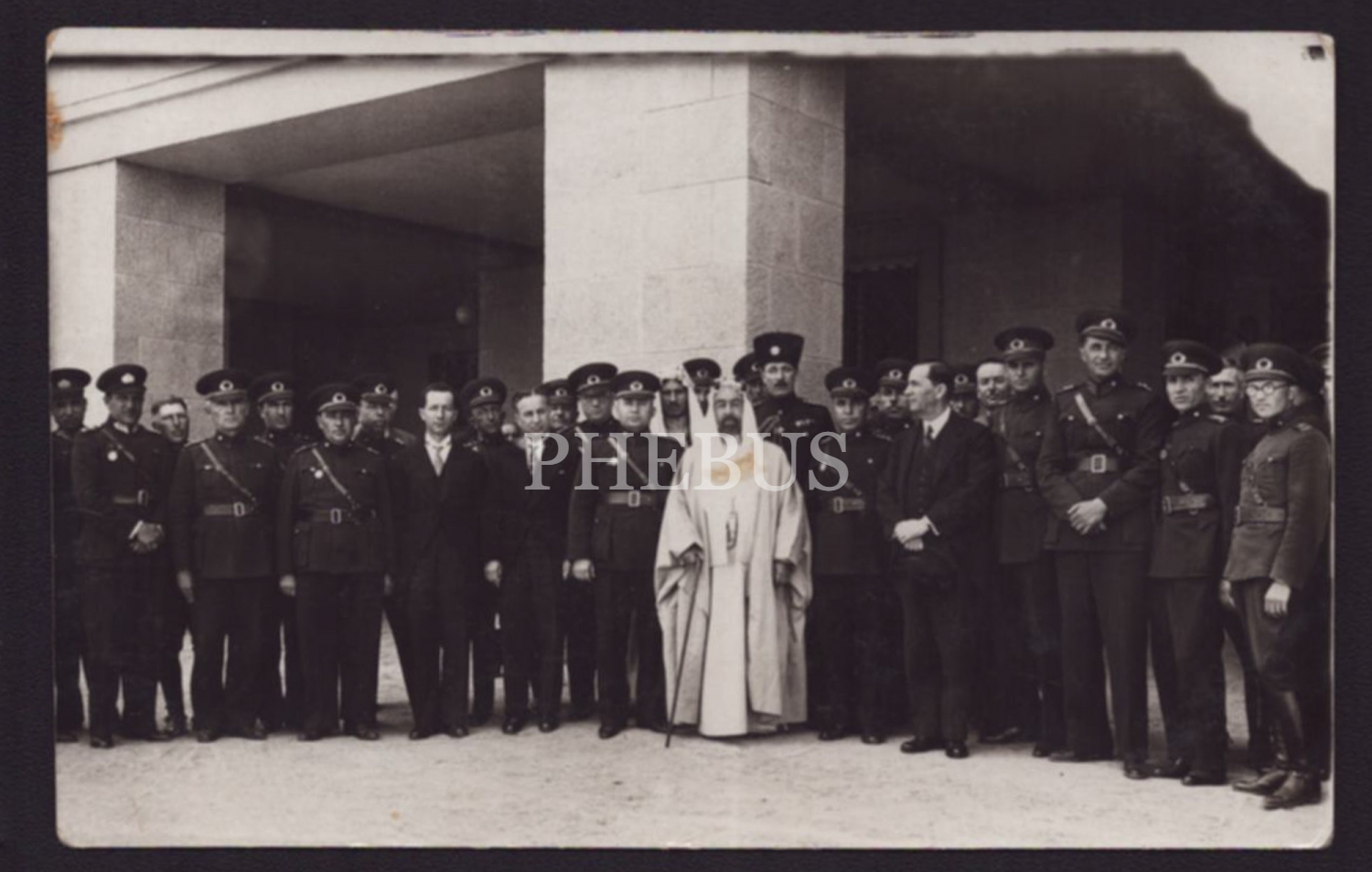 Türkiye´yi ziyaret eden Ürdün Kralı Abdullah´ın, Türk subay ve bürokratlarla hatıra fotoğrafı, 14x9 cm...