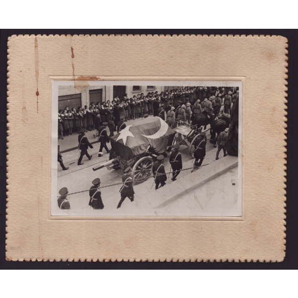 Mustafa Kemal Atatürk´ün naaşı, Etnografya Müzesi´nden ebedi istirahatgahı Anıtkabir´e nakledilirken, paspartusuyla birlikte 27x22 cm...