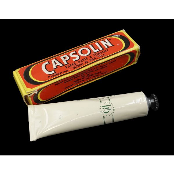 Prospektüsün de yer aldığı orijinal karton kutusunda Capsolin Kremi tüpü (dolu), 1954 ruhsatlı, 13 cm...