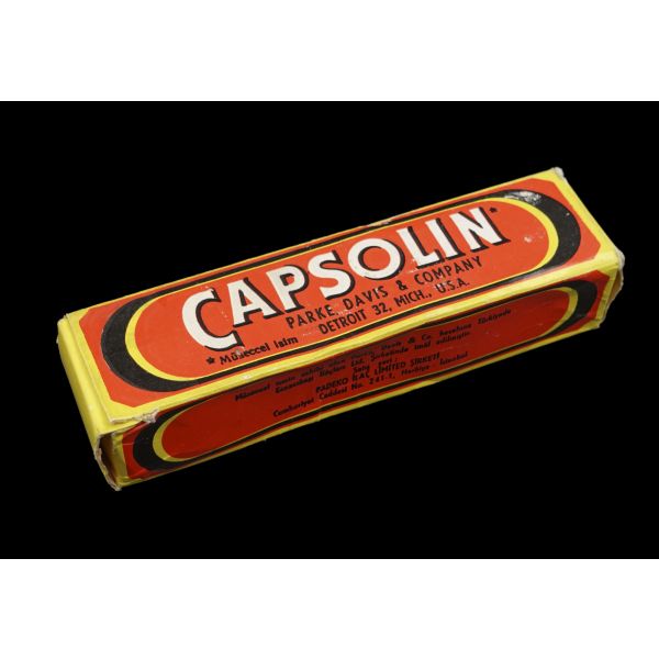 Prospektüsün de yer aldığı orijinal karton kutusunda Capsolin Kremi tüpü (dolu), 1954 ruhsatlı, 13 cm...