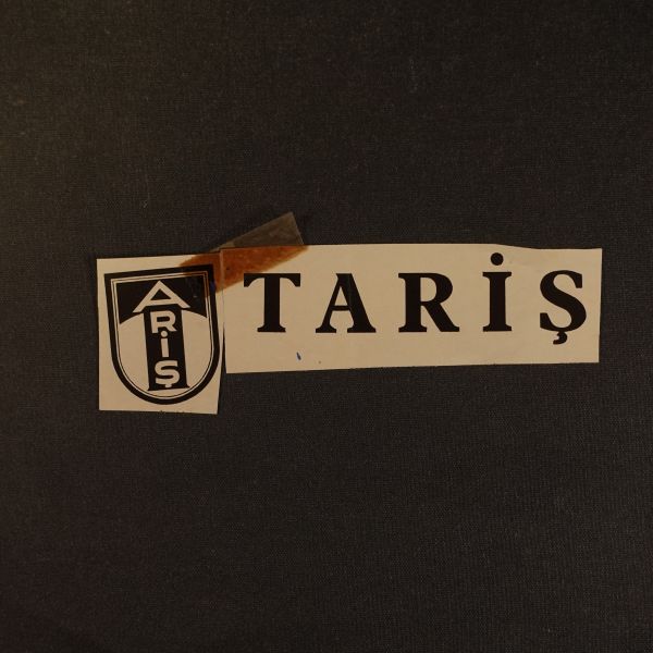 Mesut Manioğlu´nun, çeşitli kurum ve firmalar için hazırladığı reklam çizimlerinin baskıları, fotoğrafları ve gazete/dergiden alınma örnekleri ( 14 adet), muhtelif ebatlarda (en büyüğü 30x14 cm, en küçüğü 5,5x3 cm)...