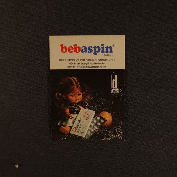 Mesut Manioğlu´nun, çeşitli kurum ve firmalar için hazırladığı reklam çizimlerinin baskıları, fotoğrafları ve gazete/dergiden alınma örnekleri ( 14 adet), muhtelif ebatlarda (en büyüğü 30x14 cm, en küçüğü 5,5x3 cm)...