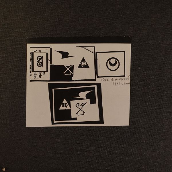 Mesut Manioğlu´nun, çeşitli kurum ve firmalar için hazırladığı reklam çizimlerinin baskıları, fotoğrafları ve gazete/dergiden alınma örnekleri ( 14 adet), muhtelif ebatlarda (en büyüğü 30x14 cm, en küçüğü 5,5x3 cm)...