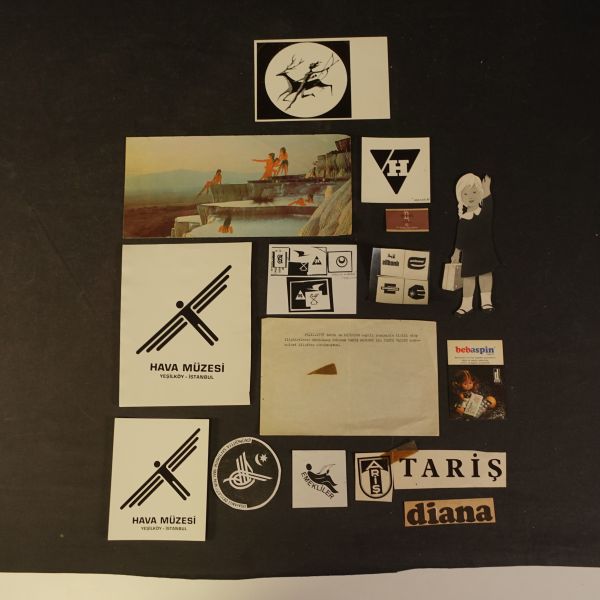 Mesut Manioğlu´nun, çeşitli kurum ve firmalar için hazırladığı reklam çizimlerinin baskıları, fotoğrafları ve gazete/dergiden alınma örnekleri ( 14 adet), muhtelif ebatlarda (en büyüğü 30x14 cm, en küçüğü 5,5x3 cm)...