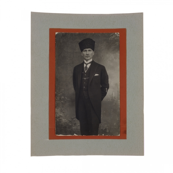 Mustafa Kemal Atatürk´ün, Türkiye Cumhuriyeti'nin ilk Cumhurbaşkanı seçildiği günlerde çektirdiği ilk stüdyo fotoğraflarından; fotoğraf 14x22 cm, paspartu 24x30 cm...