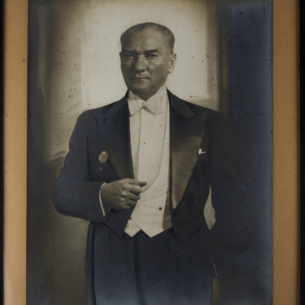 Mustafa Kemal Atatürk´ün, İzzet Kanzler´in 1936 tarihli ıslak imzasını taşıyan büyük boy stüdyo fotoğrafı; fotoğraf 46x58 cm, çerçeve 63x76 cm...