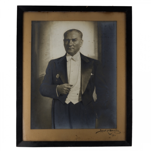 Mustafa Kemal Atatürk´ün, İzzet Kanzler´in 1936 tarihli ıslak imzasını taşıyan büyük boy stüdyo fotoğrafı; fotoğraf 46x58 cm, çerçeve 63x76 cm...