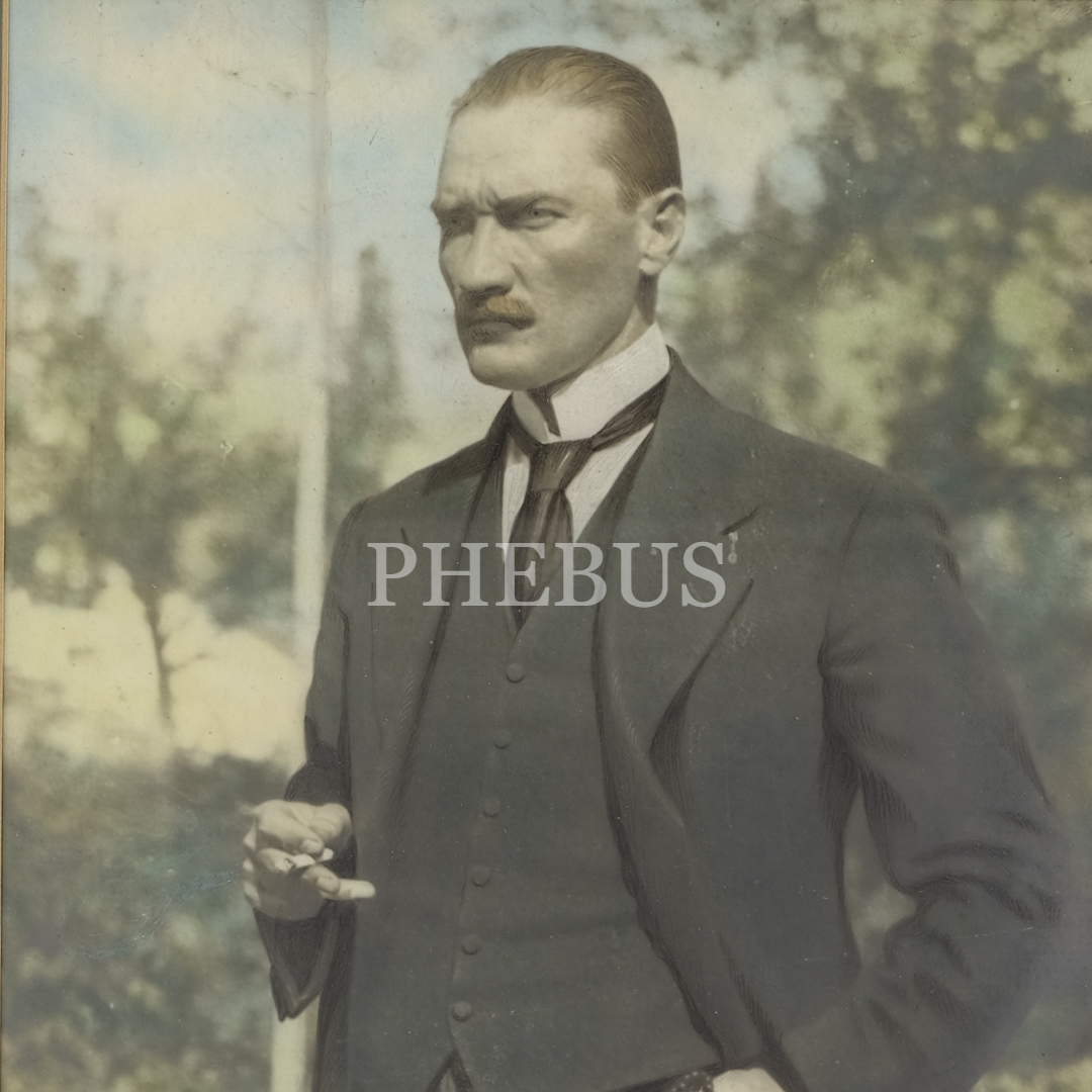 Mustafa Kemal Atatürk´ün, Sivas Kongresi günlerinde çektirdiği, elle renklendirilmiş, büyük boy fotoğrafı, 4 Eylül 1919; fotoğraf 23x51 cm, çerçeve 45x73 cm...