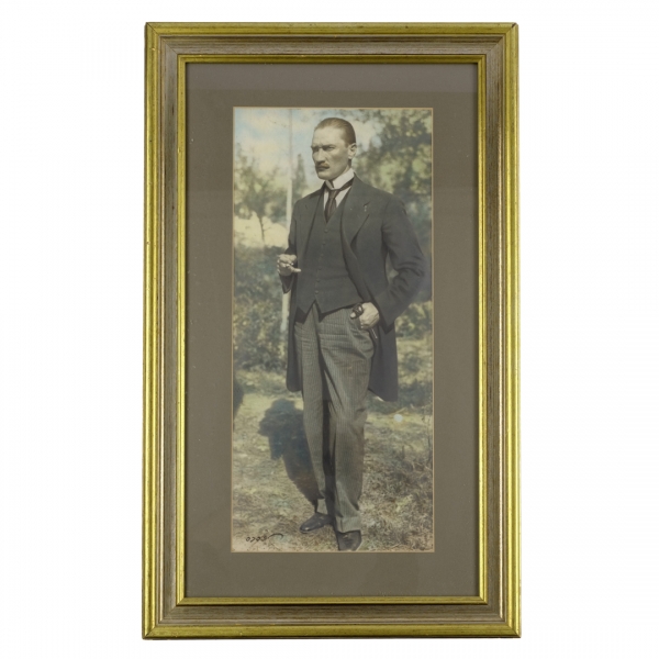Mustafa Kemal Atatürk´ün, Sivas Kongresi günlerinde çektirdiği, elle renklendirilmiş, büyük boy fotoğrafı, 4 Eylül 1919; fotoğraf 23x51 cm, çerçeve 45x73 cm...