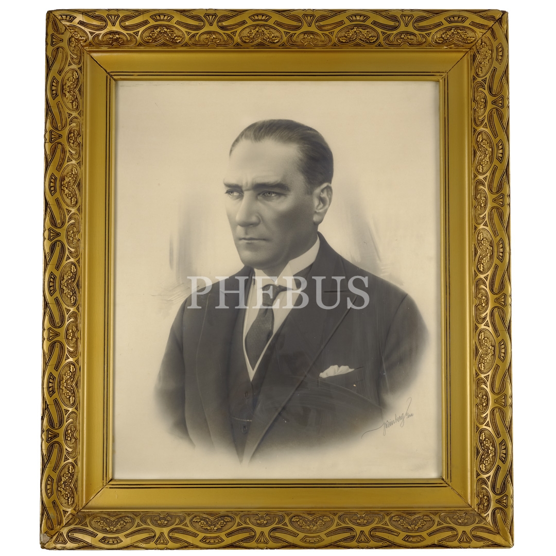Mustafa Kemal Atatürk´ün, Jean Weinberg´in ıslak imzasını taşıyan, büyük boy stüdyo fotoğrafı; fotoğraf 48x59 cm, çerçeve 68x78 cm...