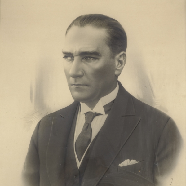 Mustafa Kemal Atatürk´ün, Jean Weinberg´in ıslak imzasını taşıyan, büyük boy stüdyo fotoğrafı; fotoğraf 48x59 cm, çerçeve 68x78 cm...