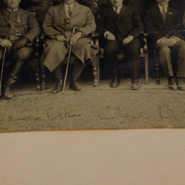 Mustafa Kemal Atatürk´ün, 30 Eylül 1924 yılında, Erzurum Lisesi ziyaretinde, aralarında Ahmet Hamdi Tanpınar'ın da bulunduğu muallimlerle birlikte çekilmiş hatıra fotoğrafı; fotoğraf 20x13 cm, karton 25x20 cm...