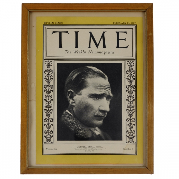 TIME dergisinin, Akdeniz meselesi sebebiyle gerilen Türkiye - İtalya ilişkilerini konu alan, Mustafa Kemal Atatürk´ü portresiyle ve Benito Mussolini´ye meydan okuyan cümlesiyle kapağına taşıdığı, 21 Şubat 1927 tarihli nüshası; çerçevesiyle birlikte 25x33 cm...