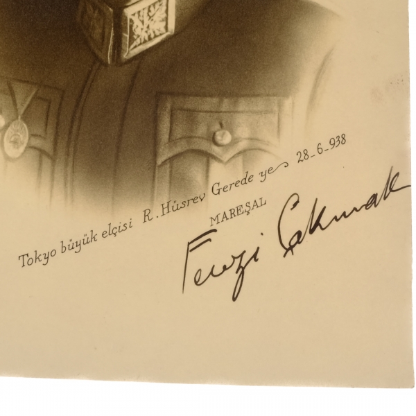 Mareşal Fevzi Çakmak´tan, Tokyo Büyükelçisi Hüsrev Gerede´ye ithaflı ve imzalı fotoğraf, 15x21 cm...
