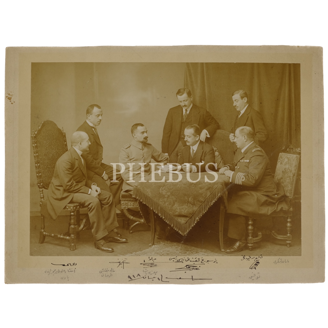 Galip Kemali Söylemezoğlu ile diplomat ve askerlerden oluşan heyetin, Stockholm´de Kral Beşinci Gustav´ın meclis açma merasiminde çekilmiş ve heyet üyeleri tarafından imzalanmış fotoğrafı, 26x20 cm...