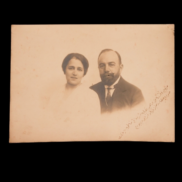 İttihat ve Terakki´nin üç büyük paşasından biri olan Cemal Paşa ve eşi Seniha Hanım´ın stüdyo hatıra fotoğrafı, 22x16 cm...