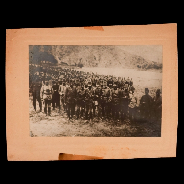 Mustafa Kemal Atatürk, 3. Ordu Kurmay Başkanı Ali Rıza Paşa idaresinde 28 Haziran - 31 Temmuz 1910 tarihleri arasında Makedonya´da düzenlenen kurmay tatbikatında, fotoğraf 17x12 cm, paspartu 23x18 cm...