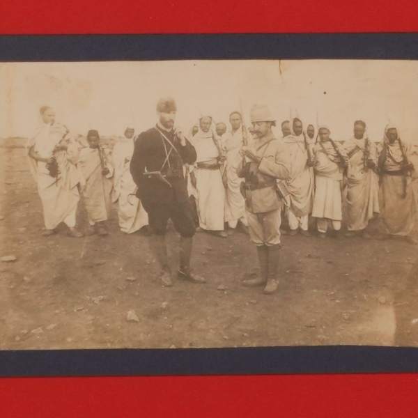 Mustafa Kemal Atatürk, Traplusgarp Savaşı için toplanan Mücahit Bedevi Kuvvetleri önünde emirlerini yazdırırken, fotoğraf 17x12 cm, çerçeve 40x35 cm...