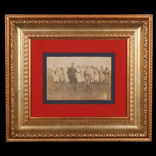 Mustafa Kemal Atatürk, Traplusgarp Savaşı için toplanan Mücahit Bedevi Kuvvetleri önünde emirlerini yazdırırken, fotoğraf 17x12 cm, çerçeve 40x35 cm...