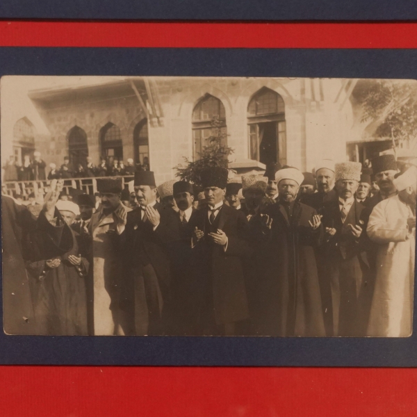 Mustafa Kemal Atatürk´ün, farklı tarihlerde TBMM önünde çekilmiş iki adet fotoğrafı, 14x9 cm...