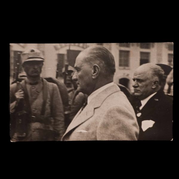 Mustafa Kemal Atatürk´ün, 10 Haziran 1937 tarihinde, 7 yıllık bir aradan sonra gerçekleştirdiği Trabzon ziyaretinde çekilmiş 8 adet fotoğraf, 13x8 cm...