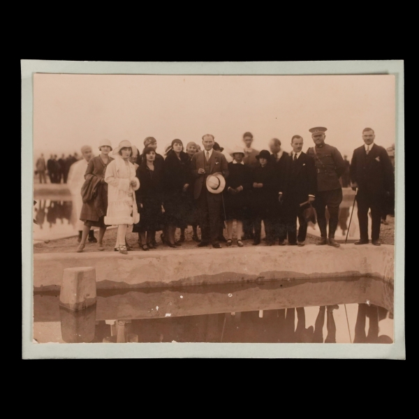 Mustafa Kemal Atatürk´ün, Gazi Orman Çiftliği´nin açılış gününde katılımcılardan bir grupla havuz başında alınmış hatıra fotoğrafı, Mayıs 1926, fotoğraf 21x16 cm, karton 23x18 cm...