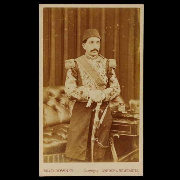 1867 yılında amcası Sultan Abdülaziz´in Büyük Britanya ziyaretine eşlik eden Şehzade Abdülhamid´in, İskoçya´da bulunan Balmoral Kalesi´nde çekilen iki meşhur fotoğrafından birinin CDV (kartvizit) boy dönem baskısı, W.&D. Downey, London, 6,5x10 cm...