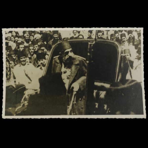 Sultan İkinci Abdülhamid´in, İkinci Meşrutiyet´in ilanı sonrası çıktığı ilk Cuma Selamlığında çekilmiş enstantane fotoğrafı, 14x9 cm...