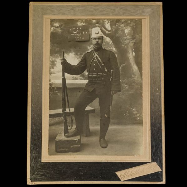 Tüfeği ve hilal görselli beyaz şapkasıyla kamera karşısına geçen Osmanlı subayının Abdullah Freres Fotoğrafhanesi´nde aldırdığı ithaflı ve imzalı fotoğrafı, 14x19 cm...