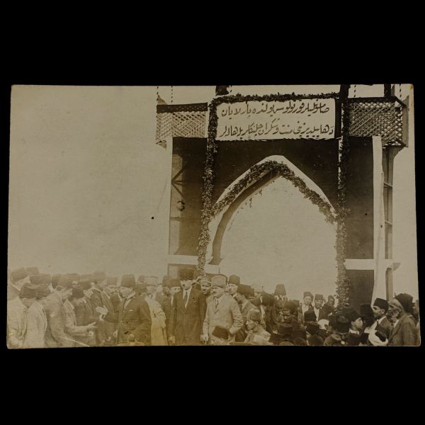 Mustafa Kemal Atatürk´ün, Cumhuriyet´in ilanı sonrası gerçekleştirdiği Samsun ziyaretinden bir enstantane, Atatürk´ün ziyareti vesilesiyle kurulan tak üzerinde Osmanlıca 