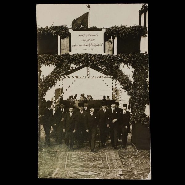 Mustafa Kemal Atatürk´ün, Salih Bozok ve Kılıç Ali ile birlikte Samsun Çarşamba Sahil Demiryolu açılışında çekilmiş enstantane fotoğrafı, açılış vesilesiyle kurulan tak üzerinde Osmanlıca 