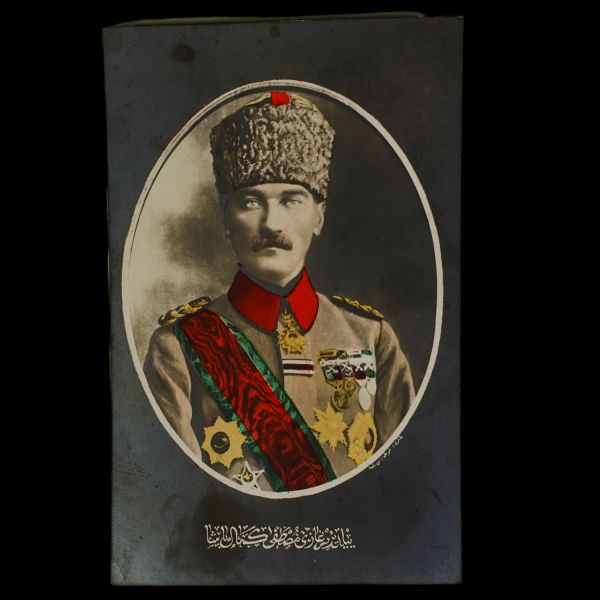 Göğsünde madalyalarıyla Mustafa Kemal Atatürk, elle renklendirilmiş, ed. Foto Resna, 14x9 cm...