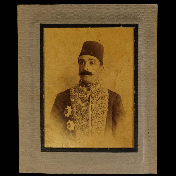 Şeker Ahmed Paşa´nın, resmi üniformasıyla aldırdığı portre fotoğrafı, koruma kabıyla birlikte 13x16 cm...