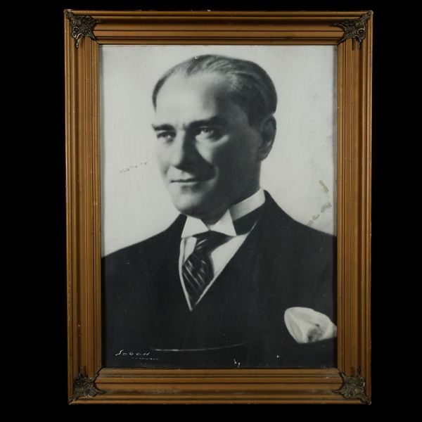 Mustafa Kemal Atatürk´ün, Foto Sabah´tan ıslak imzalı portre fotoğrafı, dönem çerçevesiyle birlikte 35x45 cm...