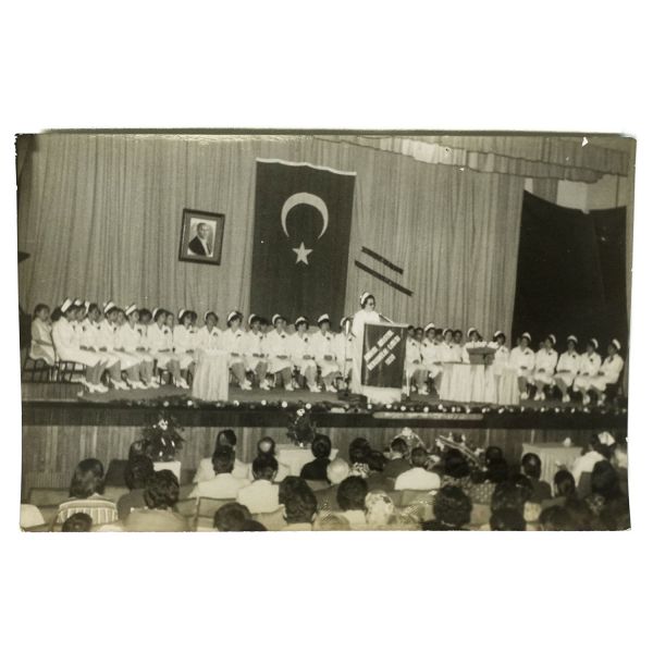 Bir hemşirenin terekesinden, ağırlıkla 1940 - 1960 yılları arasını kapsayan, öğrencilik ve meslek yaşamına ışık tutan 134 adet fotoğraf ve 6 adet belge lotu...